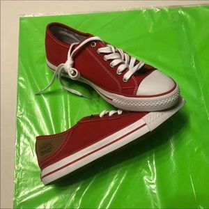 LEVI’S Women’s Red Shoes Size 7.5 • New •